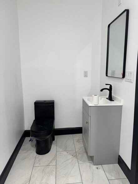 Building Photo - 214 E 16th Ave