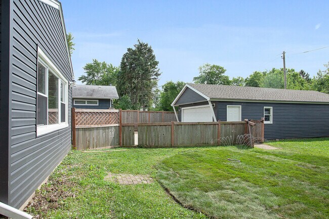 Building Photo - 5508 S Bruner St