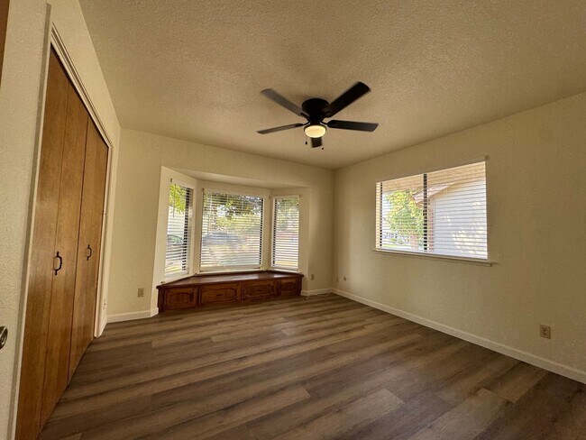 Building Photo - 657 W Escalon Ave