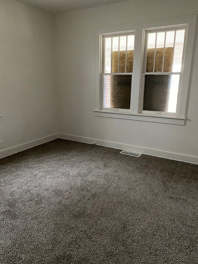 Building Photo - LIMITED TIME**NO APPLICATION FEE**1/2 OFF ...