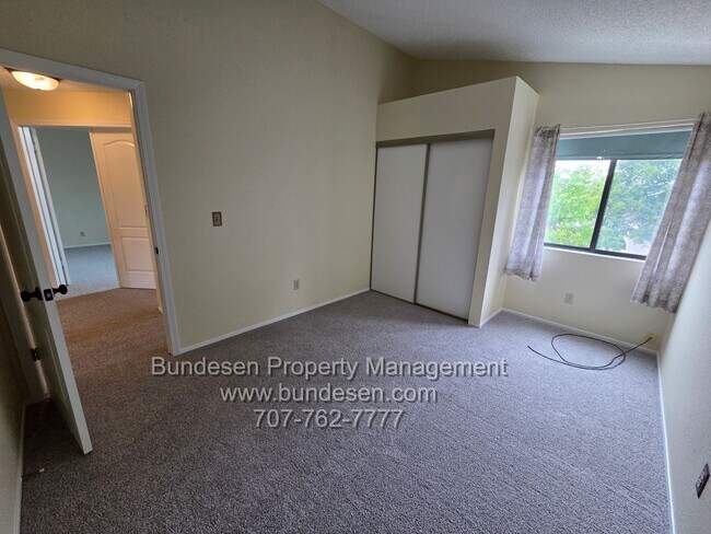 Building Photo - Spacious 4bd/2.5ba in "M" section of Rohnert Park