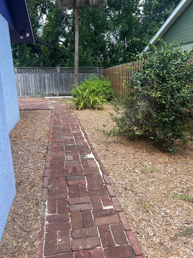 Building Photo - 4137 Woodview Dr