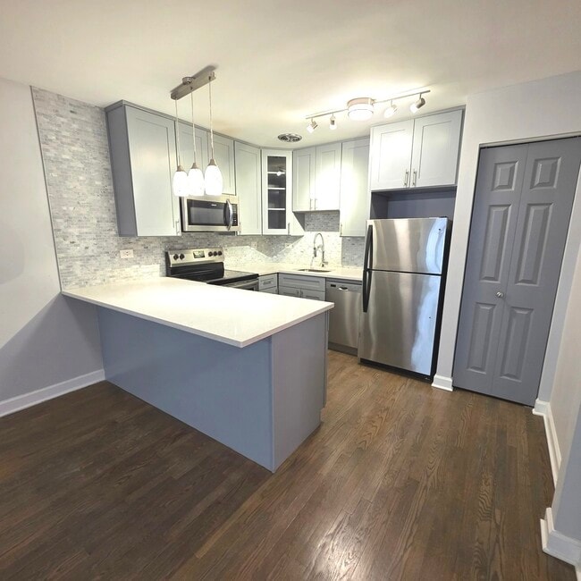 Building Photo - 420 W Aldine Ave