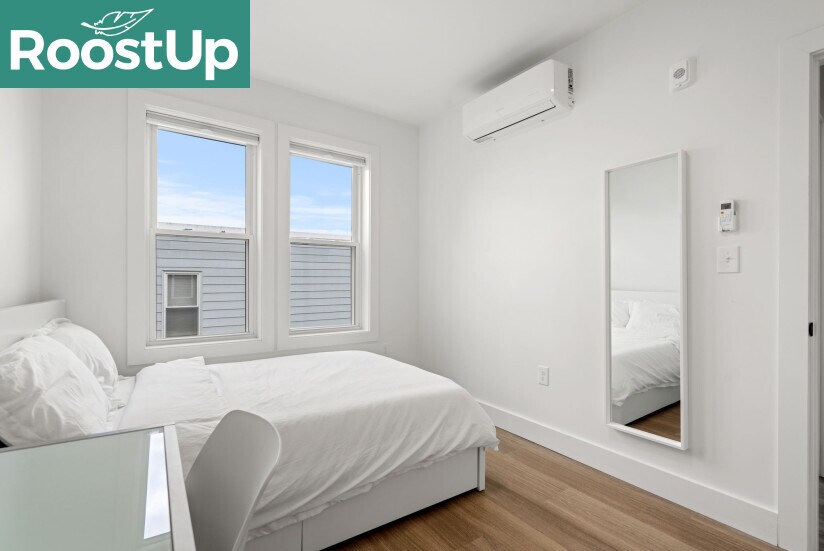Building Photo - Furnished private bedroom with private ens...