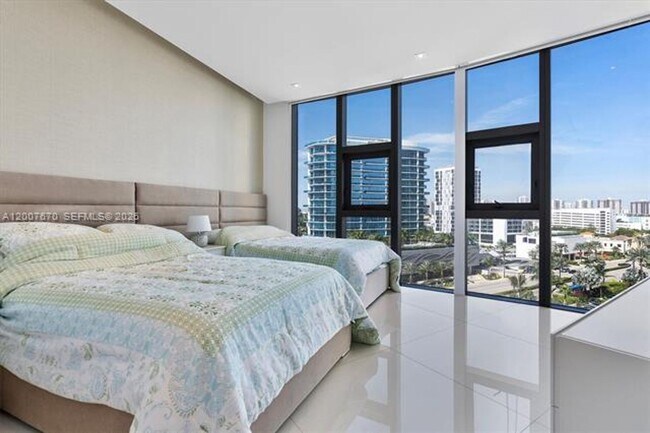 Building Photo - 17475 Collins Ave