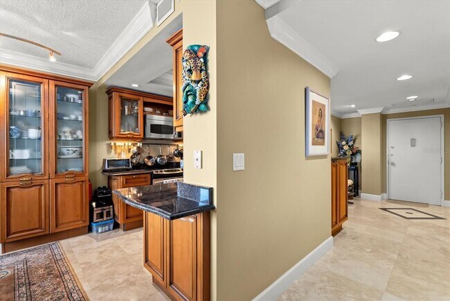 Building Photo - 1000 Longboat Club Rd
