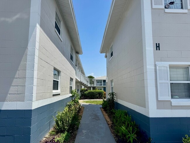 Building Photo - 1 Bed/1 Bath Ground Floor Condo in recently renovated apartment community.