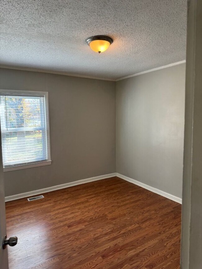 Building Photo - 2 bedroom home with garage available now!