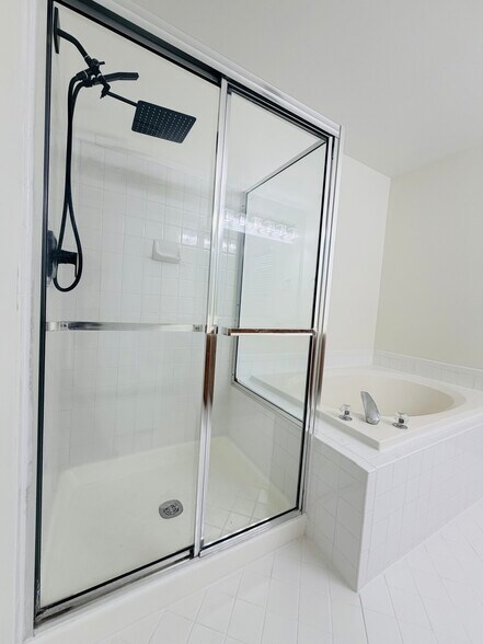 Master bedroom with attach full bathromm - 5943 Roth Ct