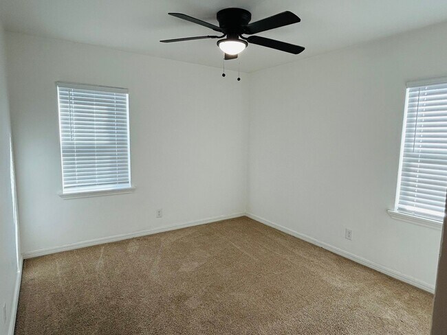 Building Photo - 601 Foster Pl