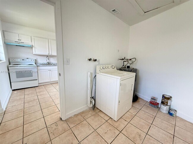 Building Photo - 1703 Palm Dr