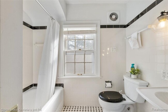 Building Photo - 18694 Oak Dr