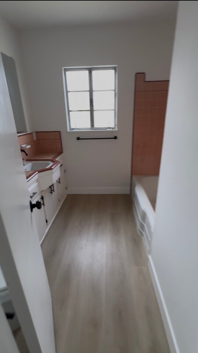 Building Photo - 8101 Crenshaw Blvd