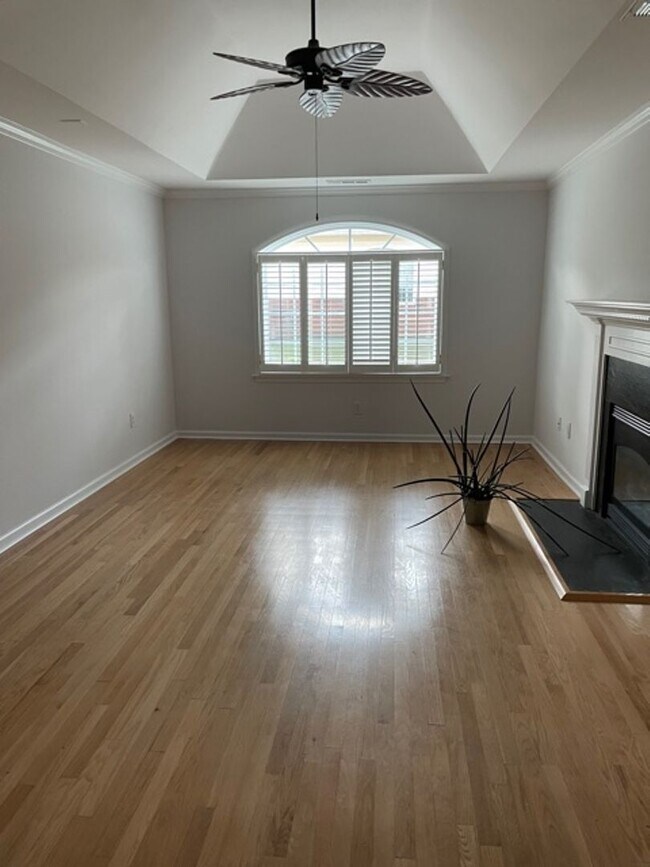 Building Photo - Greenville, 3BD/2.5 plus bonus, 1839SF