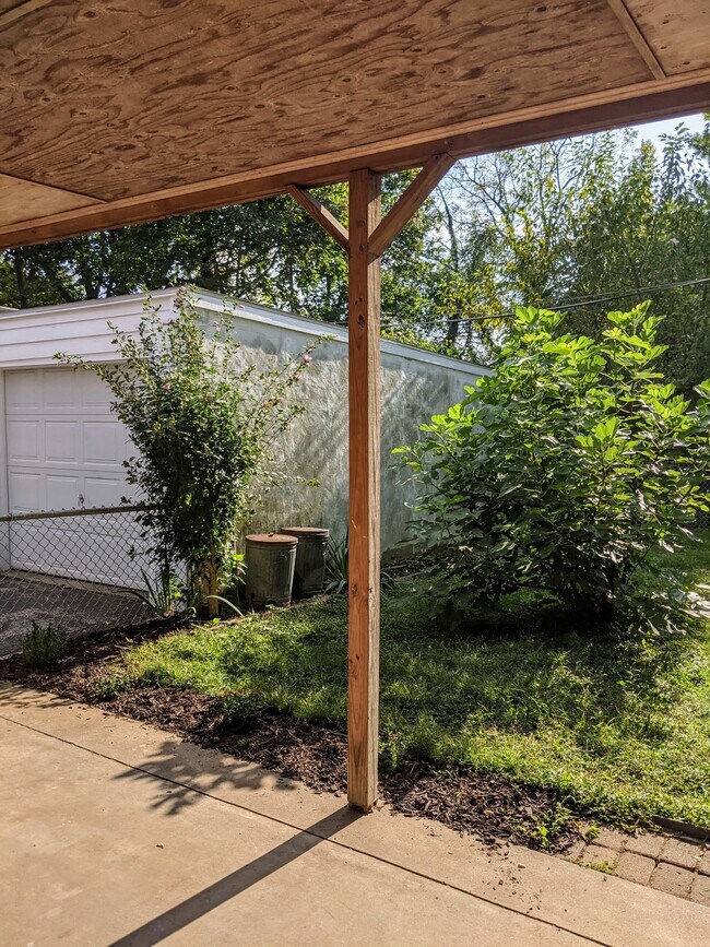 Building Photo - 736 E Railroad Ave