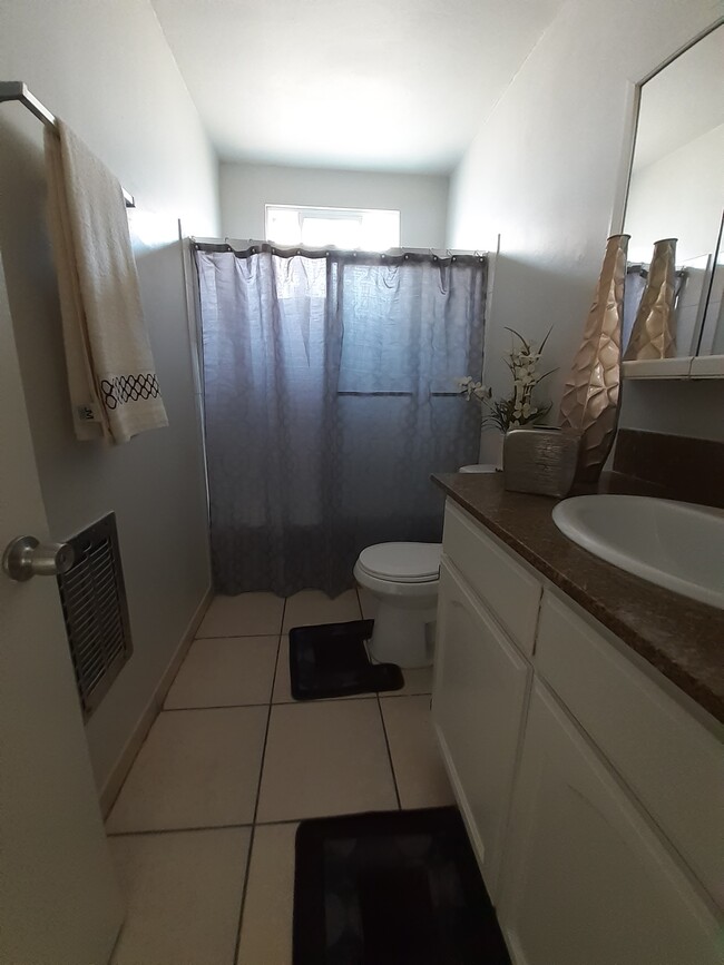 Primary Photo - 14015 Oxnard St