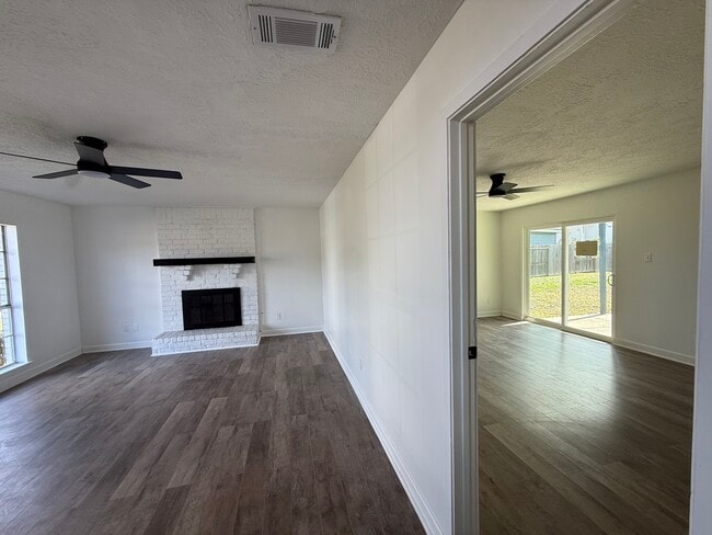 Building Photo - 402 Tresvant Dr