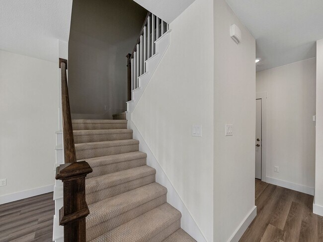 Building Photo - 917 Emerling Dr
