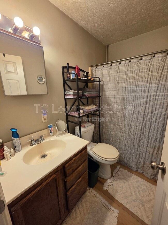 Building Photo - 419 1/2 Walnut Ave