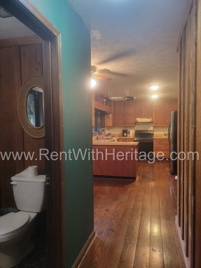 Building Photo - Charming Cabin Style Home on 1.3 Acres / F...