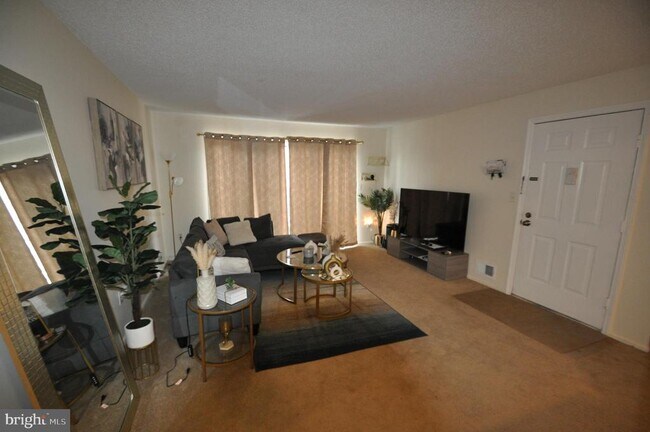 Building Photo - 13 Voscek Ct