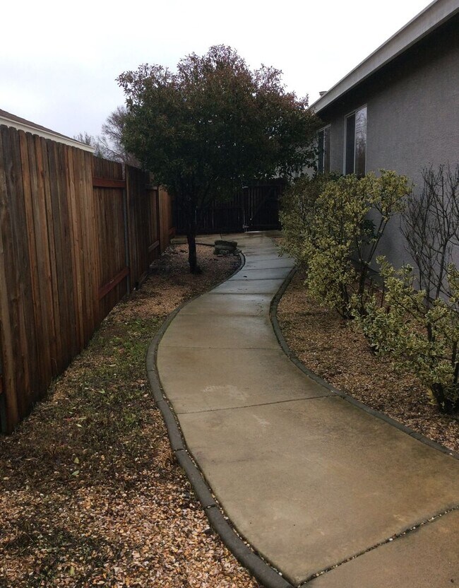 Building Photo - Charming 3-Bedroom Home in Desirable Plumas Lake Neighborhood