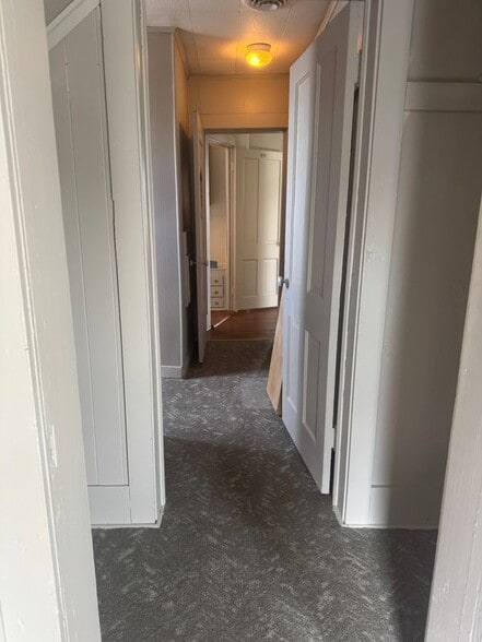 Building Photo - 403 W 6th St