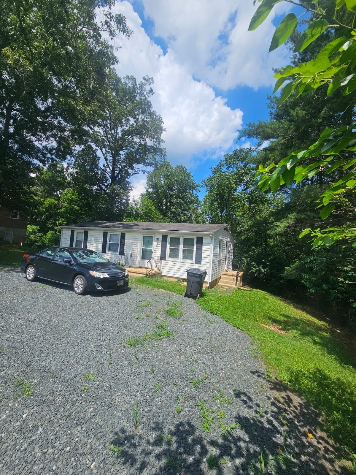 Building Photo - 259 Lakeview Dr