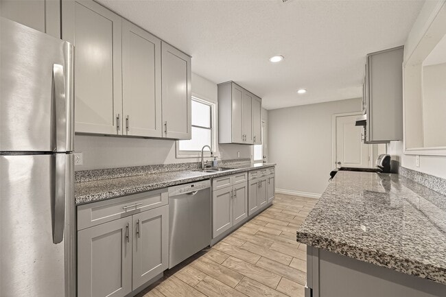 Building Photo - 3214 Longwood Dr