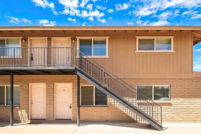 Building Photo - 208 S Doran