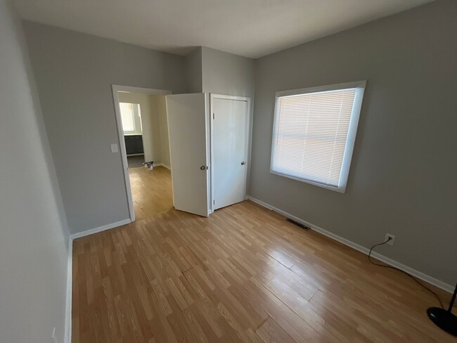 Building Photo - 4 bedroom 1 bathroom single family home wi...