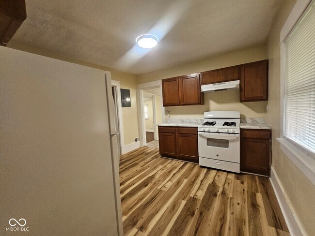 Building Photo - 1310 E 5th St