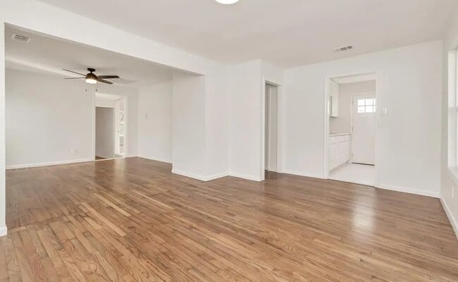 Building Photo - 1202 Common Park Dr