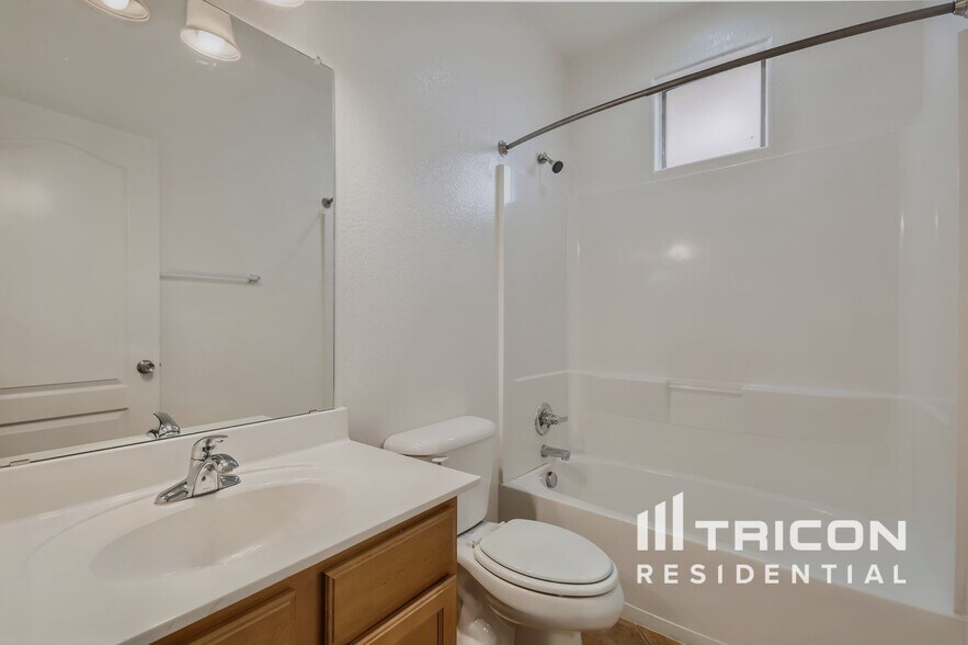 Building Photo - 13574 W Cypress St