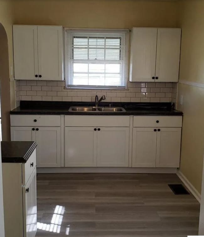 Building Photo - Newly Renovated 2 bed 1 bath Cottage Close...
