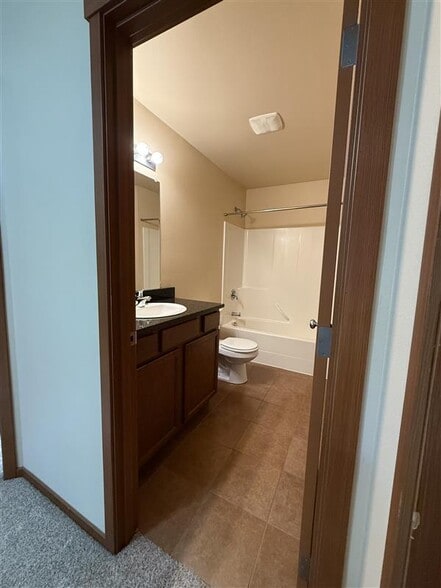 bathroom 2 upstairs - 1422 Lincoln St