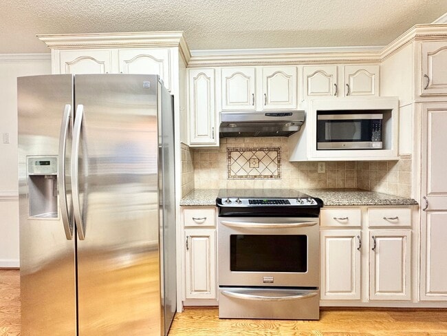 Building Photo - Spacious 3 Bedroom with Backyard Pool