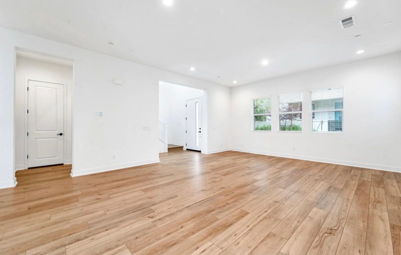 Building Photo - 440 Chorus