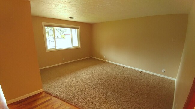 Building Photo - Gorgeous Home with Granite Counters and Custom Built-ins!