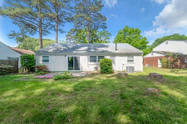 Building Photo - Move in Ready! Brick ranch home has 3 bedr...
