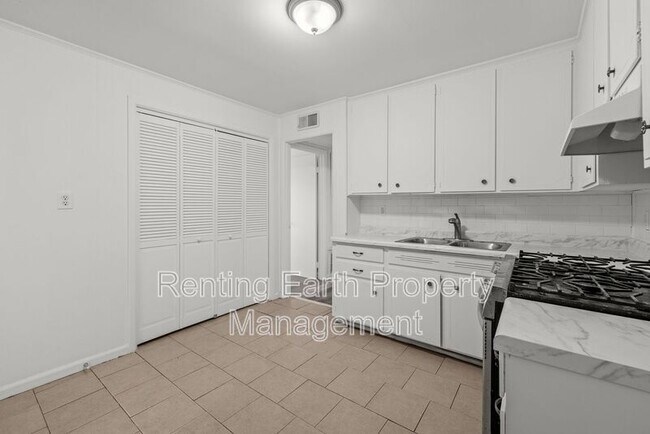 Building Photo - 426 Brookview Dr