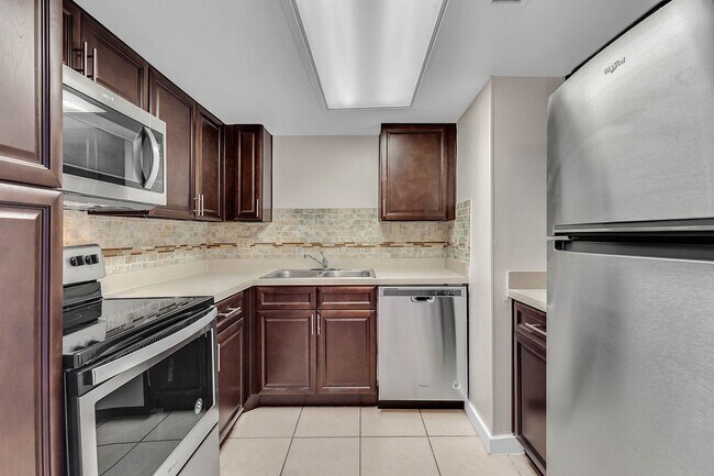 Building Photo - 902 Lake Destiny Rd