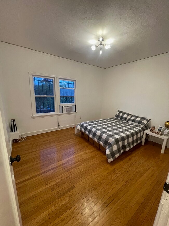 Building Photo - 130 N Croft Ave