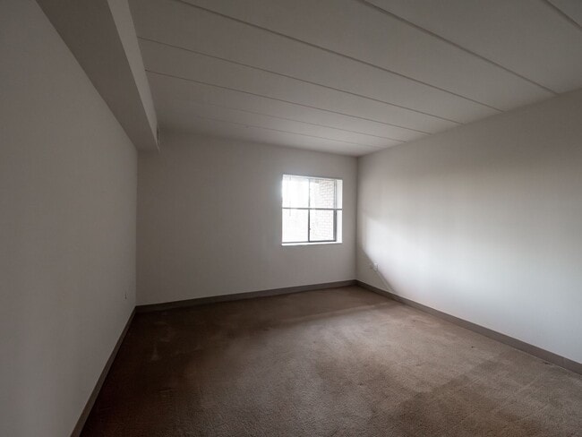Building Photo - 700 Lee Dr