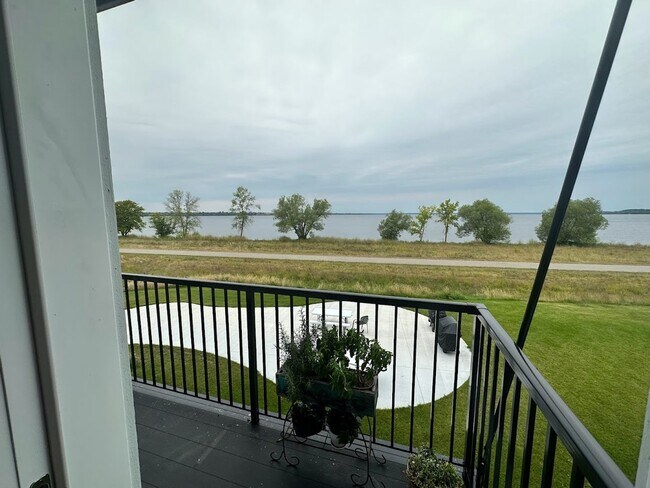 Building Photo - LAKE VIEW- 3 Bedroom Condo