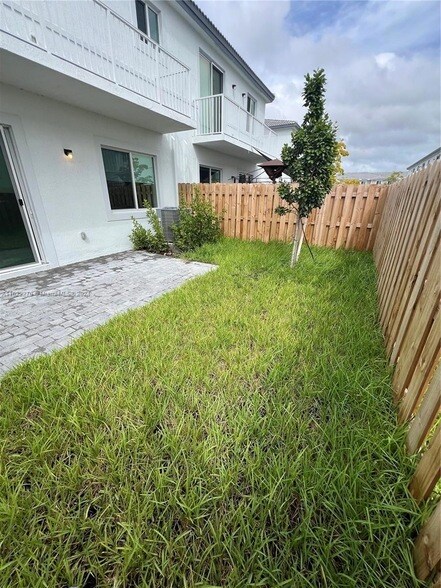 Building Photo - 714 SE 13th Ct