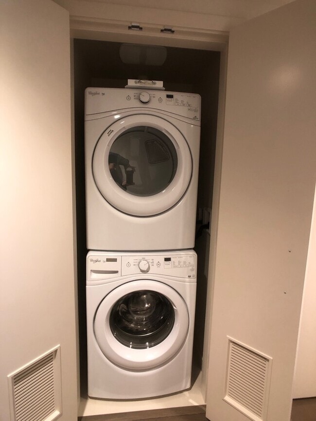 Building Photo - Insignia View - 2 Bedroom / 1.75 Bath w/ O...