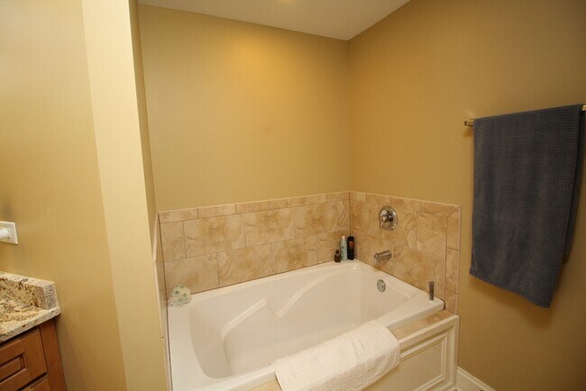 Building Photo - 10765 Clock Tower Dr