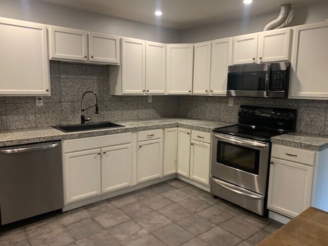 Building Photo - Classic Updated Bungalow.  2 bed with flex...