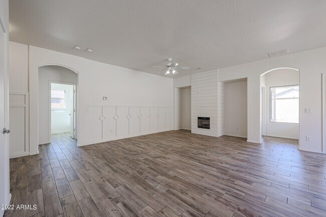 Building Photo - 16848 W Cottonwood St